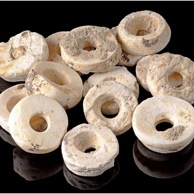 A multi-analytical study of the Montelirio beaded attires: Marine resources, sumptuary crafts, and female power in copper age Iberia