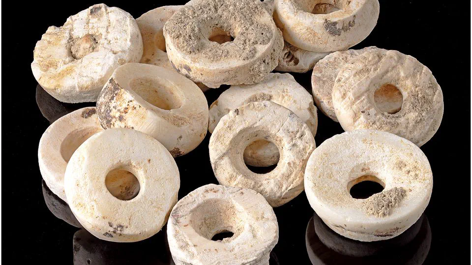 A multi-analytical study of the Montelirio beaded attires: Marine resources, sumptuary crafts, and female power in copper age Iberia
